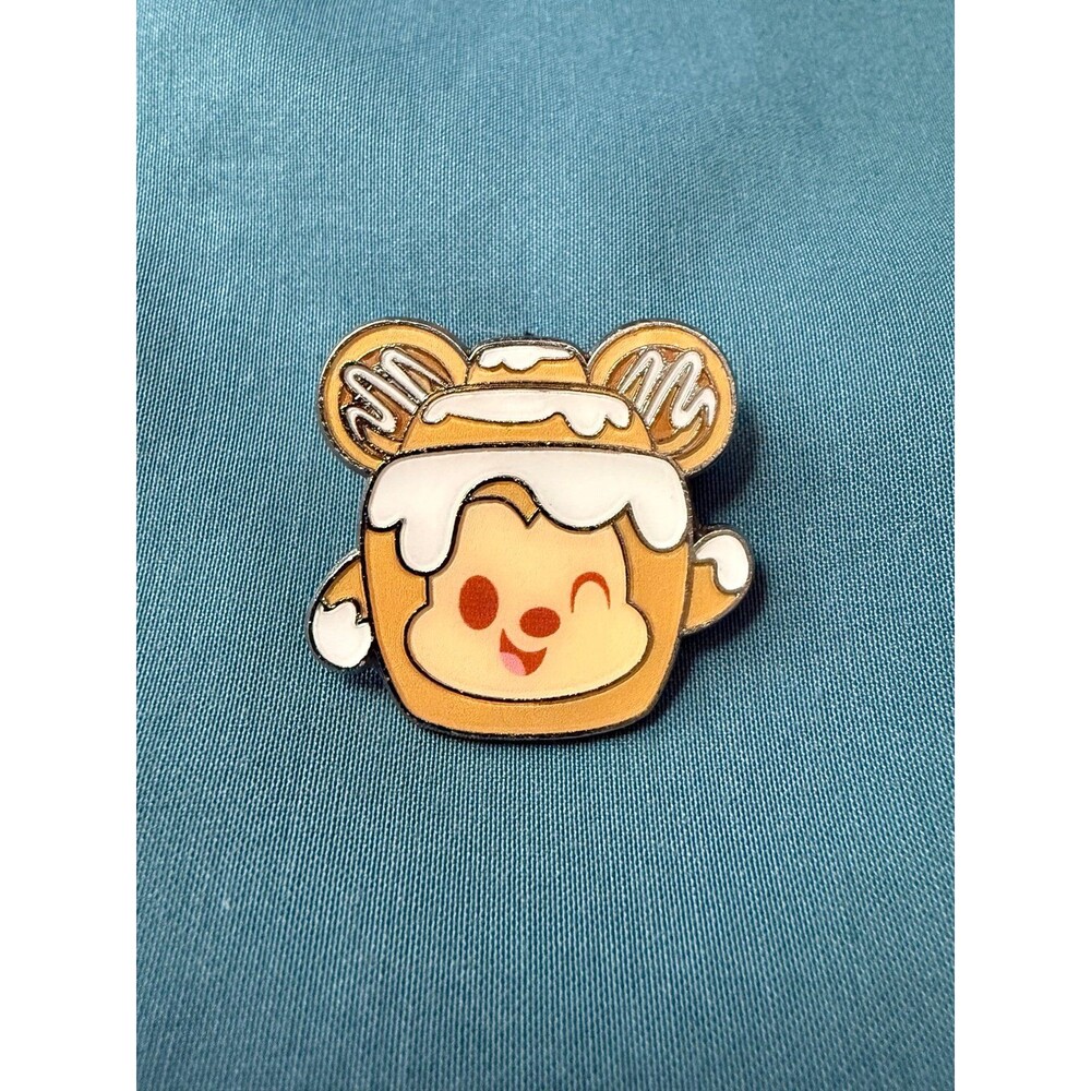 Disney Munchlings Mickey Mouse cinnamon roll pin